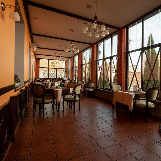 Зал ресторана «Метрополь» при гостинице «Уют» в центре Клинцов — европейская и русская кухня